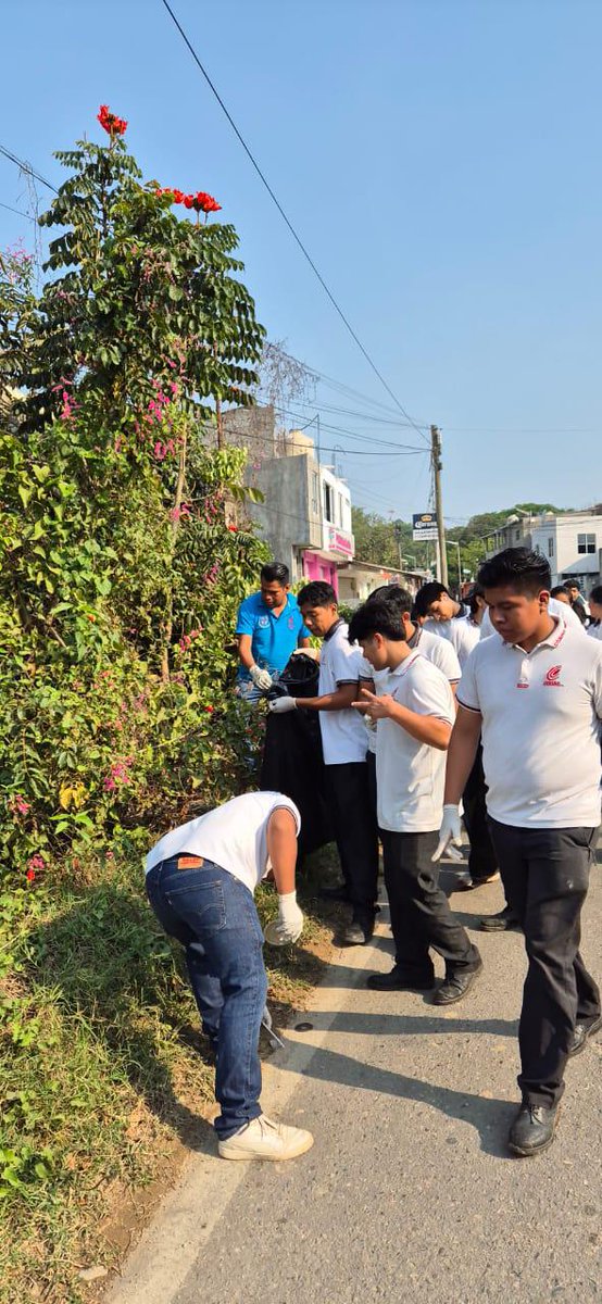 #EsteDía, alumnado del COBAO 06 de #Putla, se unen a la primera Jornada Nacional de Tequios por la Paz y contra las Adicciones, se recogerá la basura en las calles principales de la población, señaló Federico Avendaño, director del plantel.