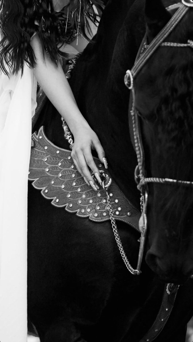 Mañana se estrena el nuevo sencillo de Ángela Aguilar que lleva por nombre "Corazón de Piedra" 🪨🤍