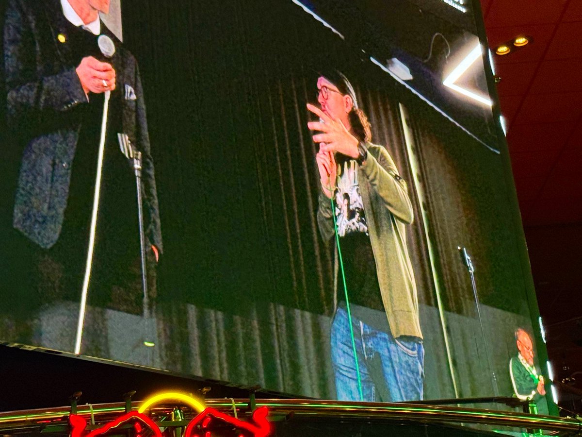 Idag var man en kändis på tolvan. Tydlig närvaro på jumbotronen nere i hörnet. Von Heijne var inte så intressant. 🤣💚 #bajen <a href="/WahlbergIsak/">Isak Wahlberg</a> @adrianvonheijne