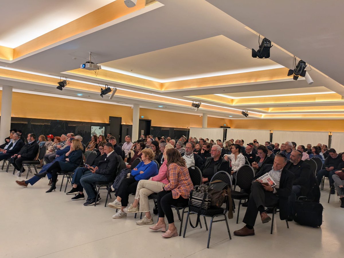 RabbiSteinsaltz's tweet photo. We're delighted to share that a wonderful event took place this week at the European Jewish Center in Paris, where the Steinsaltz Center and Koren Publishers celebrated the publication of Pirkei Avot in French.
#steinsaltz #letmypeopleknow #torah #judaism #jewish #jews #jew https://t.co/qwVFZczThH