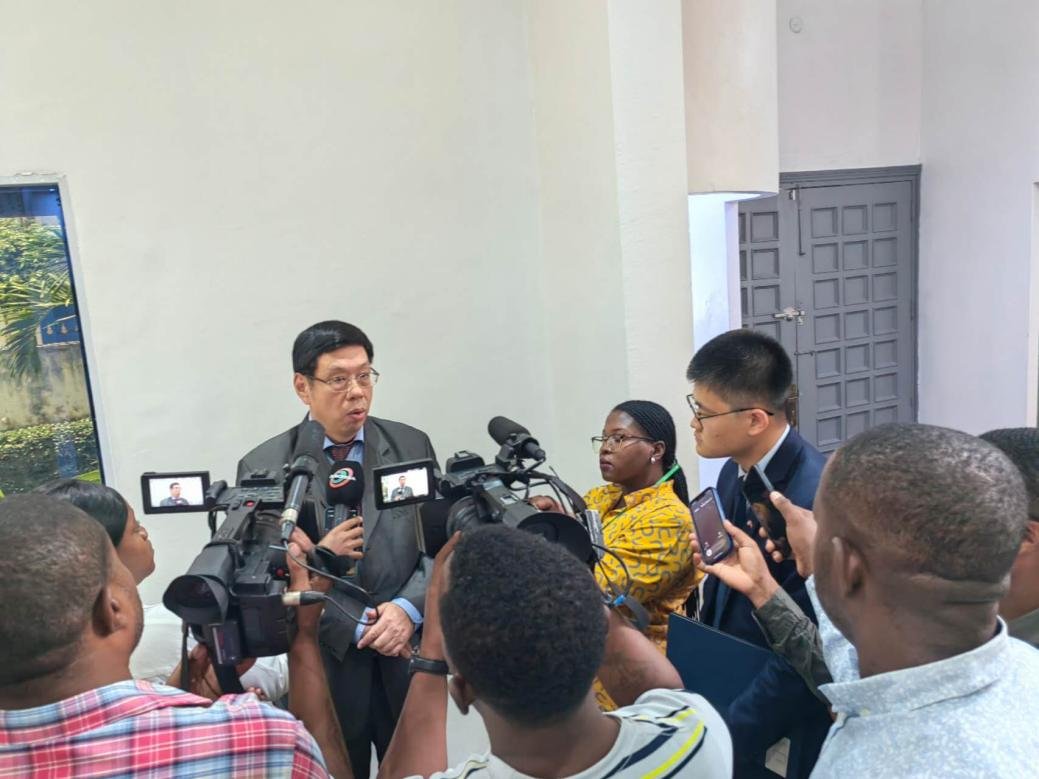 El 14 de mayo, por invitación de la Sra. Nokonoko, Presidenta de la Fundación 2NK de Guinea Ecuatorial, El Embajador de China, Excmo. Sr. Wang Wengang, visitó la sede de la Fundación. Ambas partes firmaron un certificado de donación de materiales fotovoltaicos a la Fundación.