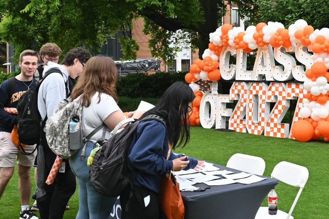 That's a wrap on Big Orange Finish Line! 🍊🏁

Big Orange Finish Line supported students by engaging them through outdoor academic coaching sessions, study snacks and morning coffee, a halfway celebration for sophomores, and a gift-giving gratitude station. 

#studentsuccess #GBO
