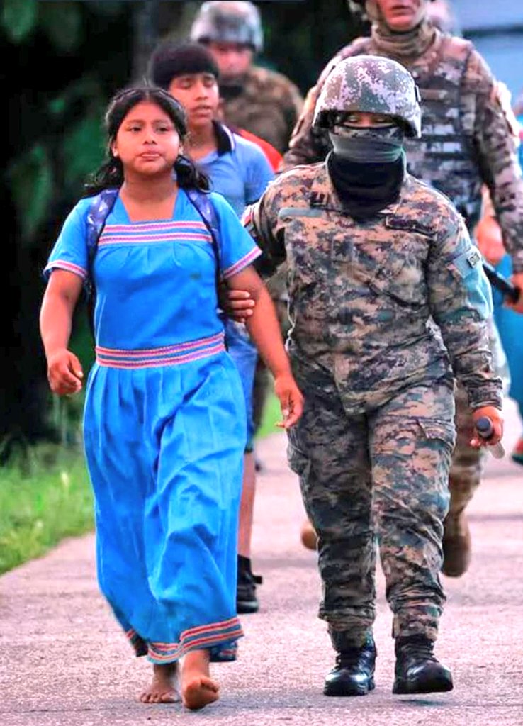 Las diferencias de estas jóvenes es que una va descalza y la otra tiene botas, pero ambas siguen ordenes superiores.