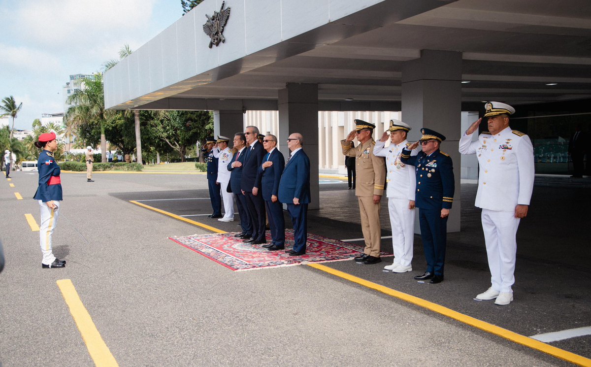 PresidenciaRD's tweet photo. 🔴 AHORA | Reunión de alto nivel entre el presidente @LuisAbinader y los expresidentes Hipólito Mejía (@LlegoPapa), @LeonelFernandez y @DaniloMedina, para abordar la situación en Haití y su impacto en la seguridad y la migración de nuestro país. 🤝🏼🇩🇴 https://t.co/oTH0nmveJ3