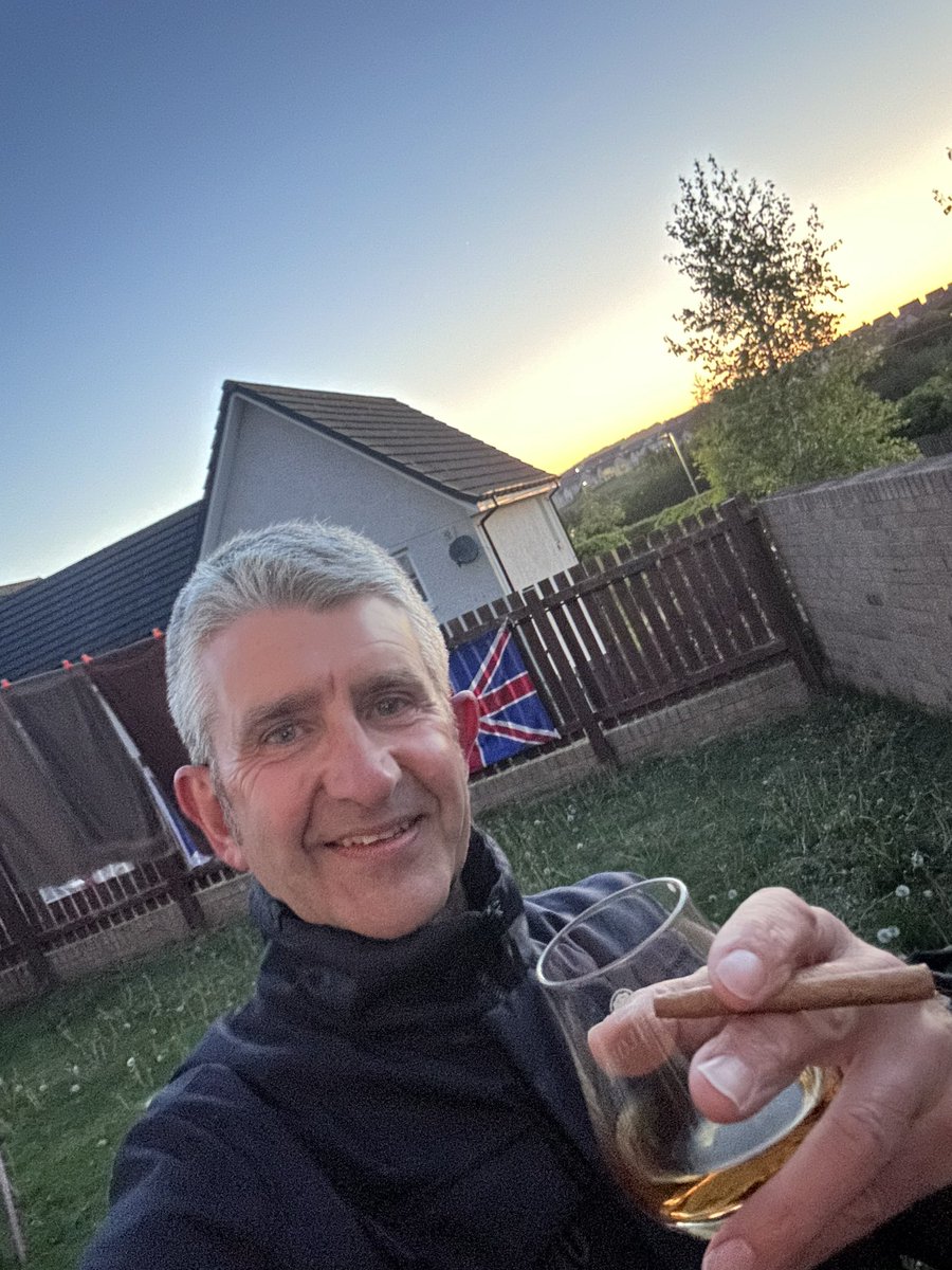 XJRT1964's tweet image. He’s away cause he’s got work tomorrow #topman 
Just me, Mr Peroni 🍺 Mr Portwood 🥃 and the Chimenea 🔥  #sunset  #goodtobealive 😎