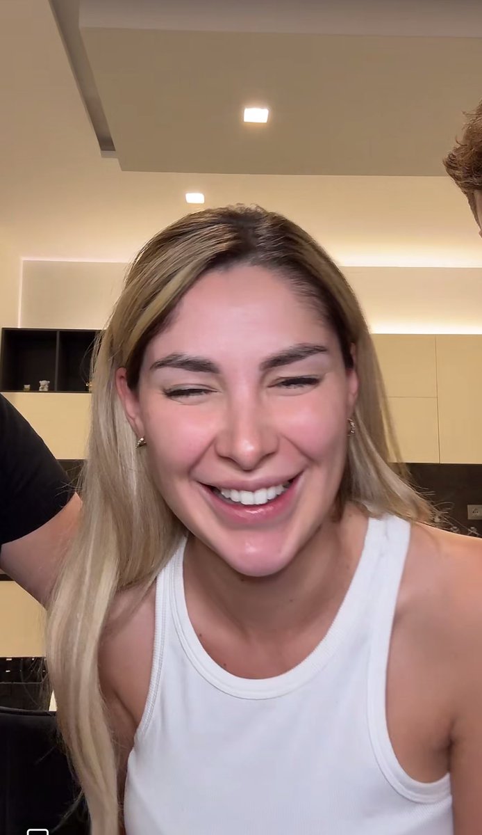 normaxcrf's tweet photo. te amo 🤍😭 (os dentinhos 😭) https://t.co/HJcaMKEDOi