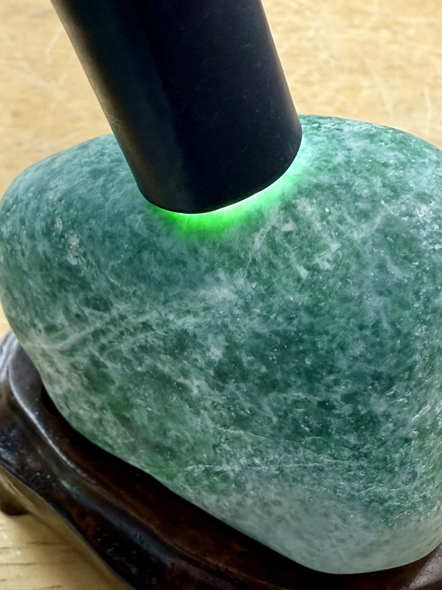 今日のヒスイは、 濃い緑（翠）色の塊、 『オンファス・翡翠』です