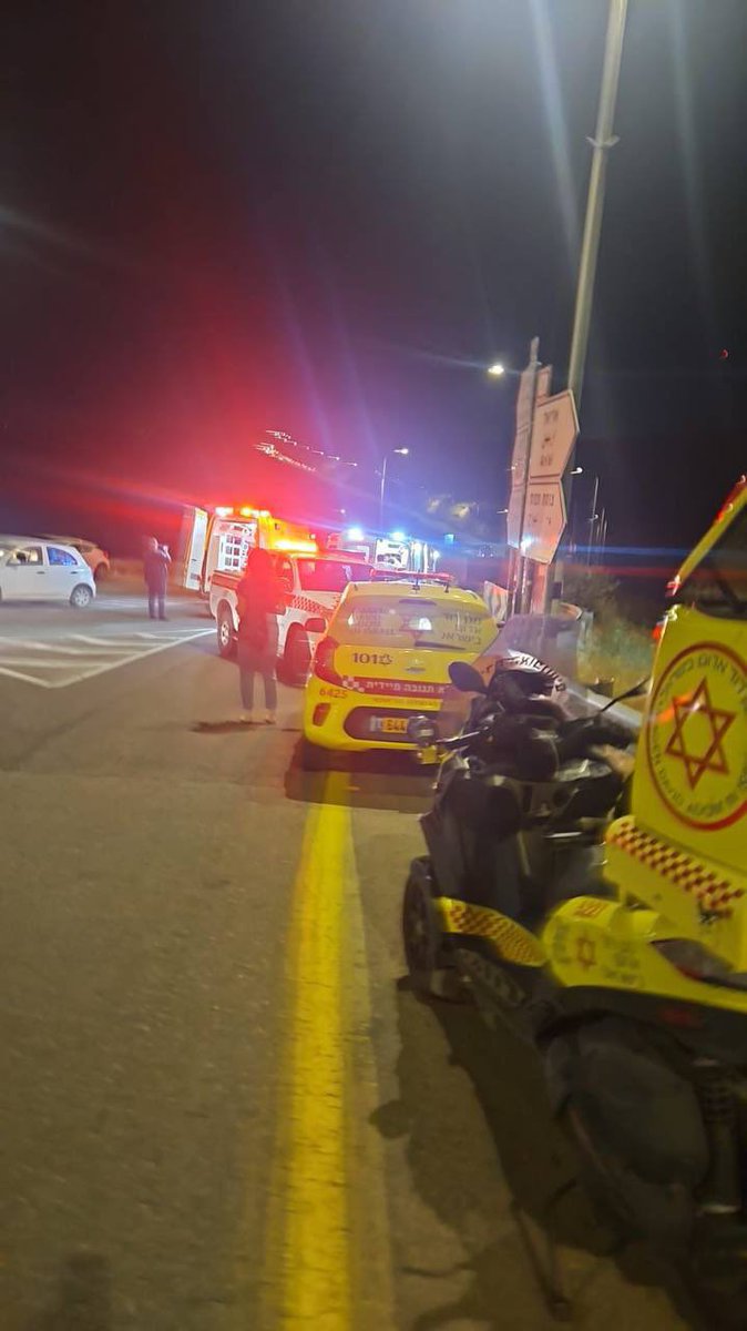 Israel_Avia's tweet photo. Israel: Noticias terribles 💔
Anoche hubo un atentado a tiros en Samaria.
Un terrorista palestino disparó contra una mujer embarazada, que resultó gravemente herida, y contra su esposo, cuando se dirigían a la sala de partos.

Lograron realizar el parto, pero el estado del bebé es grave.