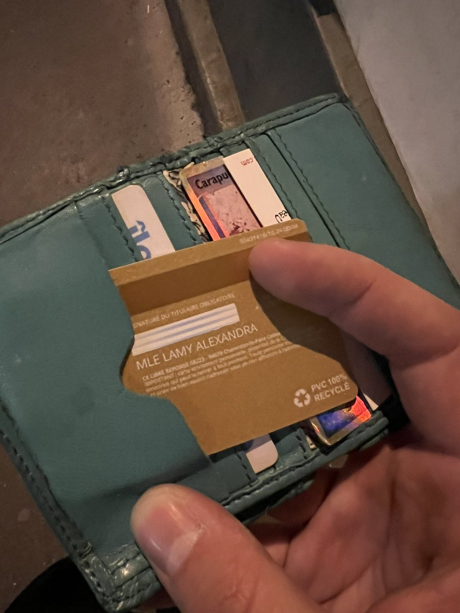 Une mission pour toi Twitter : porte-feuille que j’ai trouvé au sol ce soir dans les Batignolles d’une certaine… Alexandra Lamy (<a href="/Alexandra_Lamy/">Alexandra Lamy</a>?) ! Il reste de l’argent dedans !
Vous repartagez pour m’aider à la retrouver ?