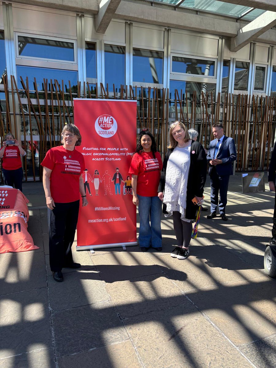 meactionscot's tweet image. It was a busy, successful day outside @ScotParl for #MillionsMissing Scotland 👏
Lots of MSPs, including @jenni_minto, came out to speak to us and hear from #pwME. Many MSPs told us they came out because their constituents got in touch, so well done to everyone who emailed. 🧵