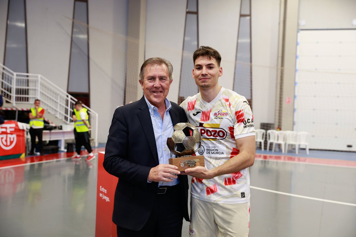ffrm_es's tweet photo. 🥇 @ElPozoMurcia_FS, campeón.
🥈 @JimbeeCartagena, subcampeón.
🎖️ @RicardoMayor11, MVP.
🎁 José Miguel Monje, presidente de la FFRM 🫴 Alicia del Amor, alcaldesa de Cehegín.
🏆 #CopaPresidenteFFRM https://t.co/BEGYfak91S
