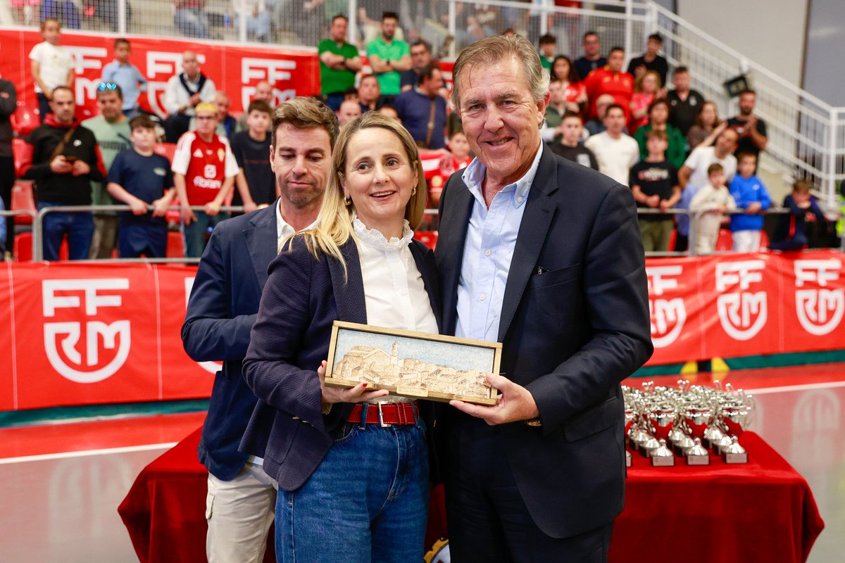ffrm_es's tweet photo. 🥇 @ElPozoMurcia_FS, campeón.
🥈 @JimbeeCartagena, subcampeón.
🎖️ @RicardoMayor11, MVP.
🎁 José Miguel Monje, presidente de la FFRM 🫴 Alicia del Amor, alcaldesa de Cehegín.
🏆 #CopaPresidenteFFRM https://t.co/BEGYfak91S