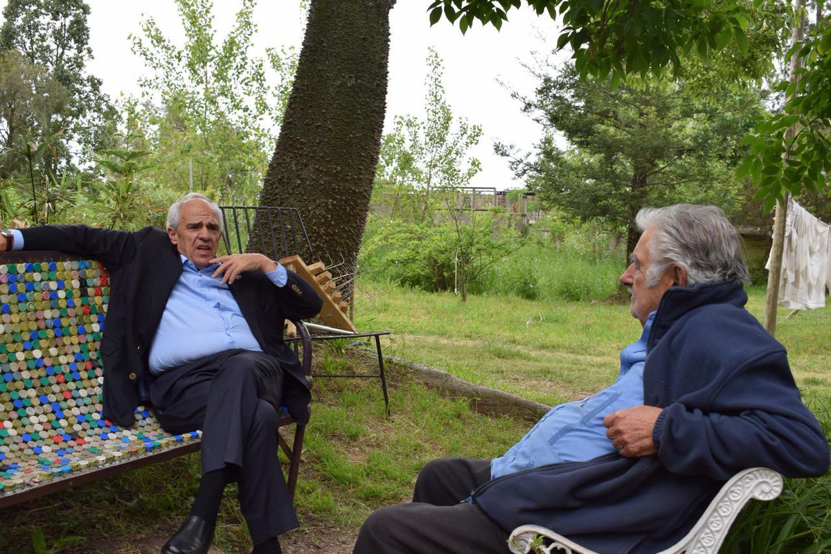 Pepe no sólo pensaba lo que decía y decía lo que pensaba, sino que hacía lo que decía y pensaba. Qué maravilla el mundo conoció a Pepe que sacó tiempo de sus responsabilidades como gobernante para hacerle un cultivo de rosas a la mujer de su vida. Te vamos a extrañar, querido