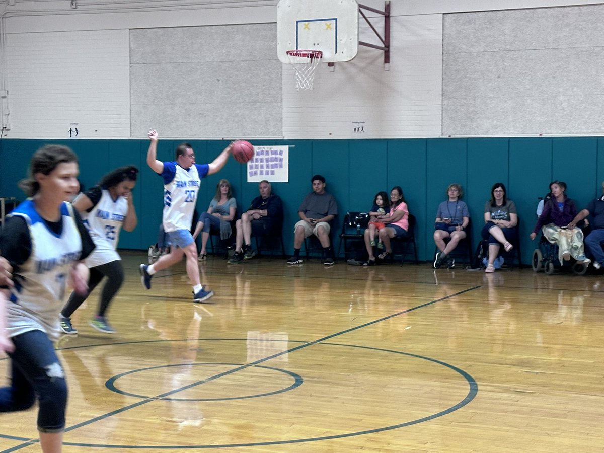 howardteach's tweet photo. Is there any better way to spend a Wednesday afternoon then with Unified Staff vs. Student basketball @mainstreetsvvsd ? Wonderful time watching these amazing students! @LauraHessSVVSD #StVrainStorm https://t.co/OoXRpZzmN7