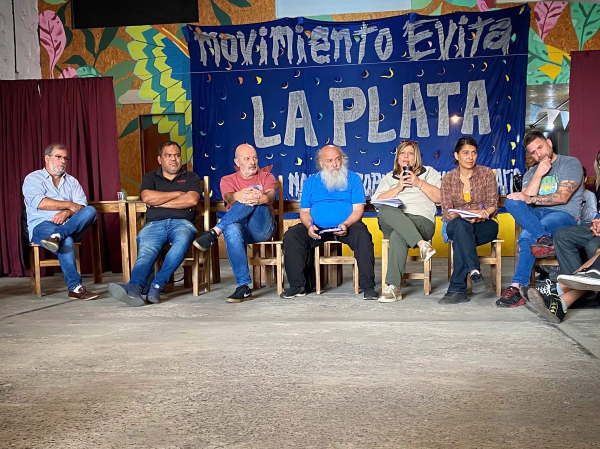 Hoy se llevó a cabo la reunión regional del Movimiento Evita correspondiente a La Plata, Berisso, Ensenada y Magdalena.

Junto al Sec Gral Emilio Pérsico, el resp provincial Cholo Ancona y el sec de Organización de PBA Juan Luna.

<a href="/MovimientoEvita/">Movimiento Evita</a> <a href="/movevitapba/">Movimiento Evita Provincia de Buenos Aires</a>