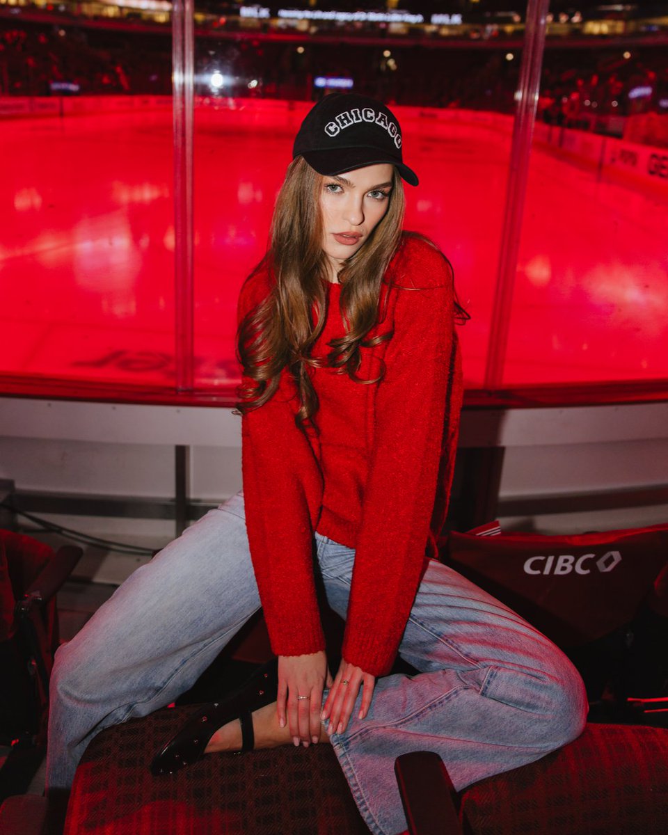 from a night at the UC to a day at the beach, our Alice &amp; Wonder collection has the perfect cap for any occasion🤩🧢

shop now🛍️ ➡︎ blackhawks.tbits.me/trk/AliceandWo…