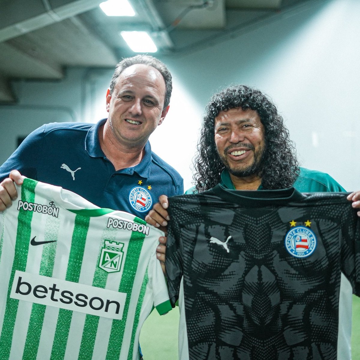Libertadores's tweet photo. 😍⭐ Héroes, figuras y leyendas de la CONMEBOL #Libertadores... 

🧤 Rogério Ceni y René Higuita.

🇧🇷🔝🇨🇴 @nacionaloficial y @ecbahia.

📷 #AtleticoNacional https://t.co/qdms4xPesv