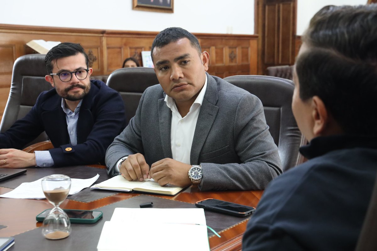 CarlosAmayaR's tweet photo. ¡Continuamos trabajando en articulación por la #BoyacáGrande💚💜🤍!

En la tarde nos reunimos con los alcaldes de Guateque, Sutatenza, Guayatá y Santa María para fijar el cronograma y la ruta de acción que nos permitirá avanzar en los proyectos establecidos en #NuestroGranPlanEsBoyacá. 

Desde temprano comenzamos esta jornada con los mandatarios locales, y seguiremos trabajando mano a mano por cada rincón de esta tierra. 

¡Aquí, el trabajo no para 🤝🏻!