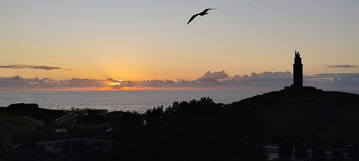 Y llega el atardecer y te hace el regalo del día....😍🥰 #coruña