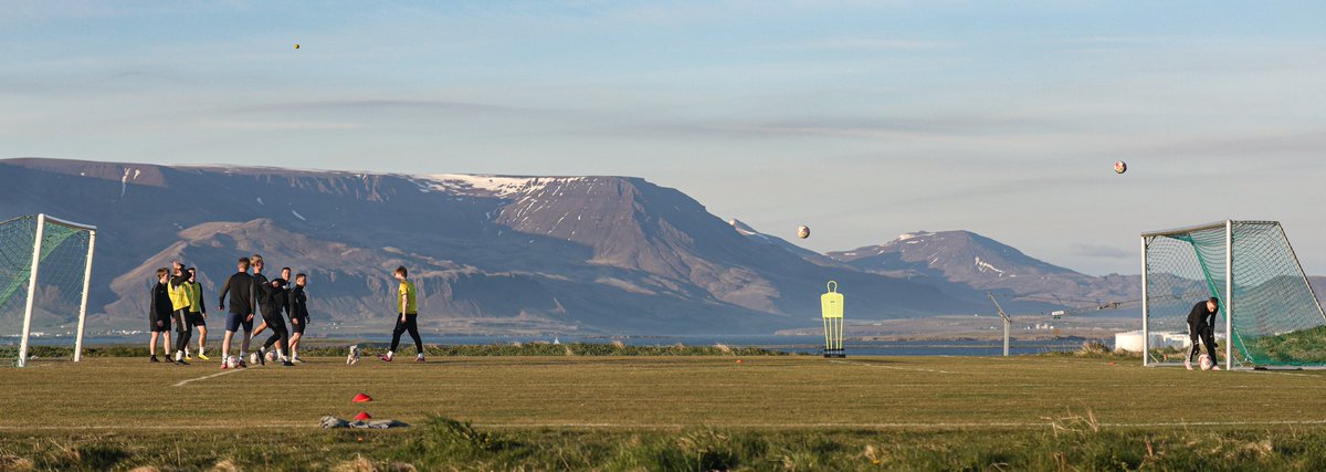 Kvöldganga í sólinni á Seltjarnarnesi. Óvæntur gestur leit á æfingu hjá Kríu. Hann kom með gula boltann með sér (sem má sjá ofarlega til vinstri) #fotboltinet