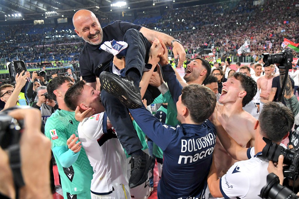 LiaCapizzi's tweet photo. La Coppa di Vincenzo Italiano.
Scelto da Giovanni Sartori (una garanzia), è stato accolto da dubbi e scetticismo. Non è stato semplice e immediato conquistare il cuore dei tifosi che si sentivano orfani di Motta (e di Calafiori e Zirkzee). 
Un allenatore che di gavetta ne ha fatta tanta, partendo dalla serie D,  portando il Trapani in B (2019), poi lo Spezia in A (2020). Con la Fiorentina ha conquistato tre finali. Tre finali perse. Tre ferite che Italiano ha voluto medicare con l'unico cicatrizzante che conosce, l'unico mezzo che la vita gli ha insegnato, il lavoro.
Per la vittoria della Coppa Italia, il primo trofeo dopo 51 anni per il Bologna, lui sceglie una dedica doppia: è per  i suoi giocatori e per la famiglia di Joe Barone. 
La gavetta. La gratitudine. La riconoscenza.
La Coppa dei valori di Vincenzo Italiano 

#CoppaItaliaFrecciarossa
