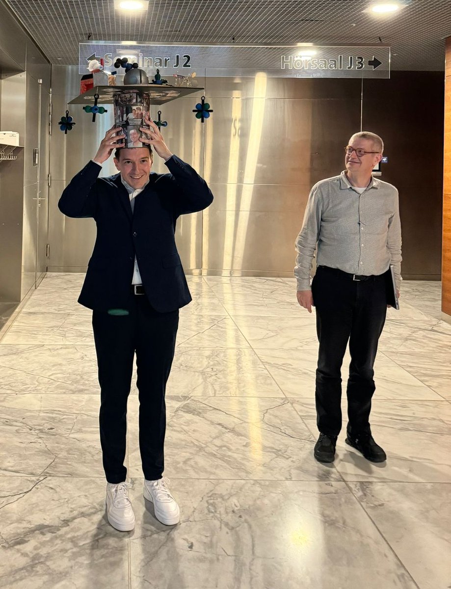 Congrats to Christian, our orbitals Master and organic Chemistry connoisseur, for his PhD defence! He worked on the the preparation of precursors for heterogeneous catalysts, and their application in deoxygenation processes!
