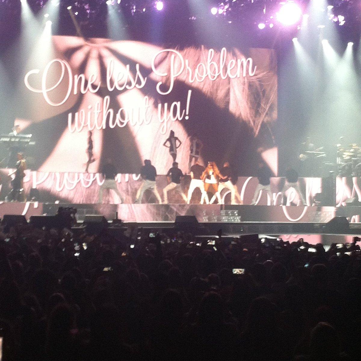 leaholleville's tweet photo. « BONSOIR PARIS ÇA VA ? » 
🖤 Ariana 14/05/2015 Hmt https://t.co/02hJHX7xKF