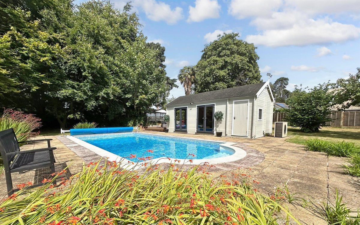 🏡 6 Bedrooms | Hartlip, Sittingbourne

This beautiful Grade II listed detached house is a rare purchase opportunity and would be a fantastic forever home! Set on a private 1.12 acre plot, with a heated swimming pool, summerhouse and rural views.

👉 birdeye.cx/adng8f