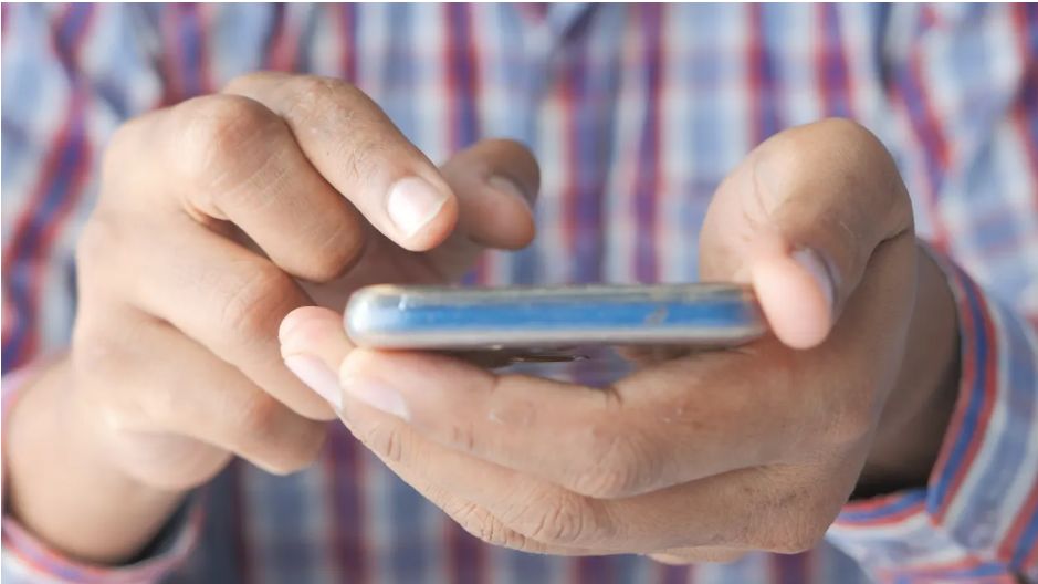 KingslandTech's tweet image. Cybersecurity experts have observed a growing number of scams involving monetary loss, with the FTC reporting that 22 percent of these originate from text messages. 
buff.ly/Pud0JhD 

#TextMessages
#Cybercrime
#Scams