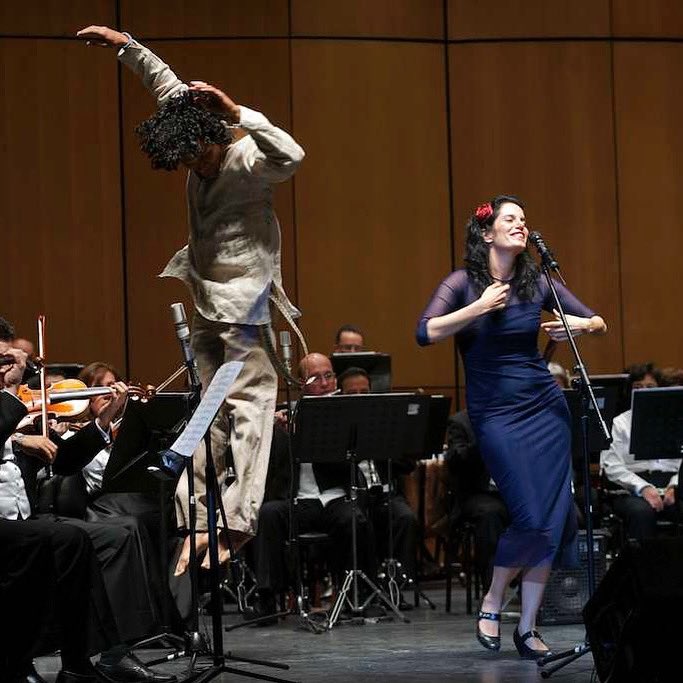 ¡Hoy bailamos! 

A partir de “El baile para la escena” econtré el baile para la vida, que hoy llamamos “Movimiento latente”. 

Hoy bailamos y compartimos con ustedes esta aventura infinita y bella de canciones y movimiento. ¡Bienvenidos siempre! 

Sesiones en mi Instagram:
