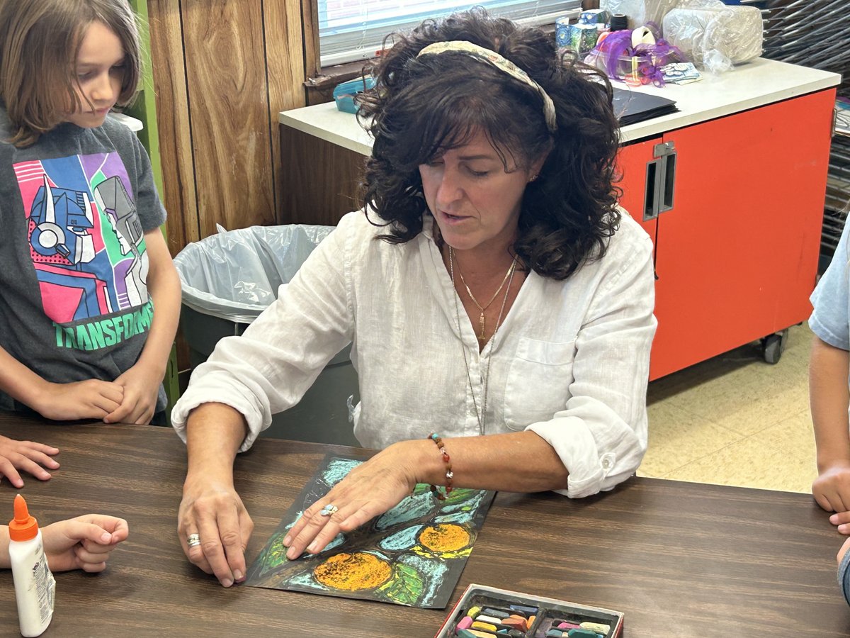 This week's Bay News 9 A+ teacher is Linda Griffin of Bauder Elementary. 👏 “Every work of art is original, one of a kind, never ever been done before, and will never ever be produced again, and I’m like, ‘How amazing is that?’” #PCSProud baynews9.com/fl/tampa/news/…