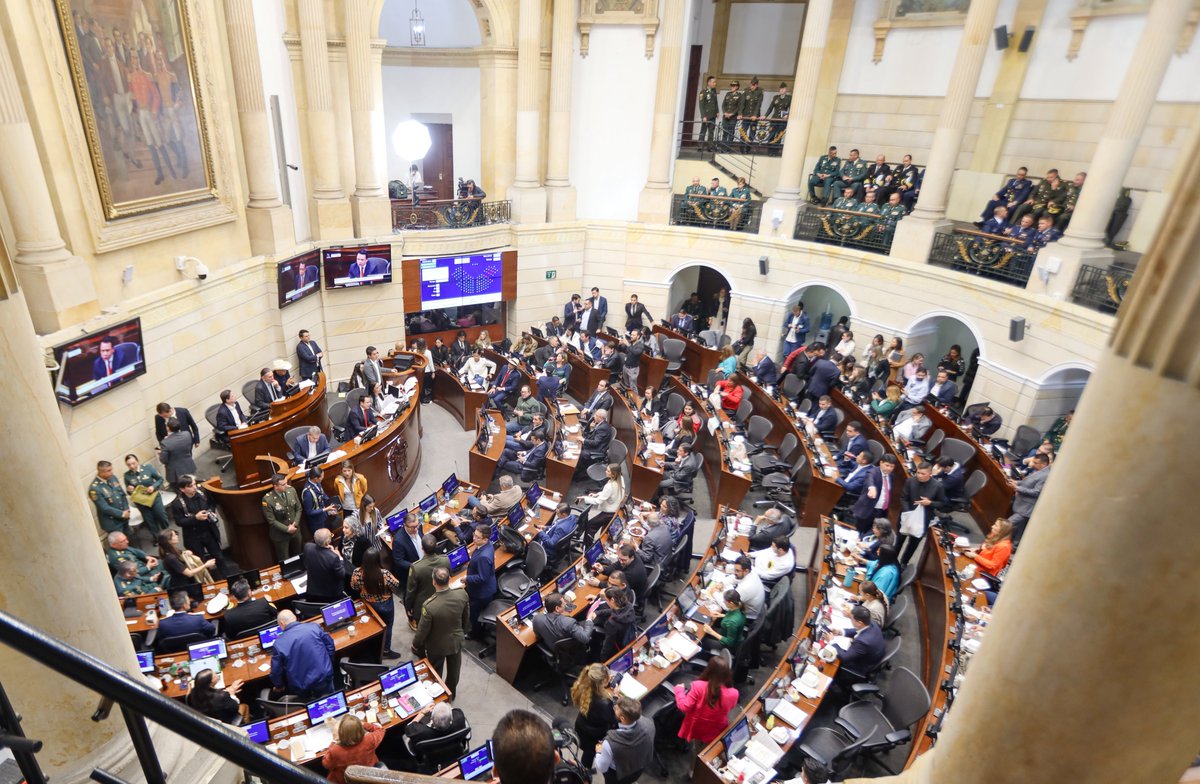 CaroEspitiaJ's tweet photo. Dura jornada en el #Senado.
No obtuvo los votos suficientes la proposición que autorizaba la consulta popular y sus 12 preguntas sobre la reforma laboral.

Es innegable que se necesita mejorar las condiciones laborales de los trabajadores, en especial de las mujeres, los jóvenes y las personas con discapacidad. Y algo que nos importa profundamente: la formalización laboral en el campo.

Tenemos toda la voluntad y la capacidad de trabajo para abordar el proyecto de reforma laboral presentado inicialmente y que hoy revivió, y así recuperar derechos y mejorar las condiciones laborales para los colombianos y las colombianas.
