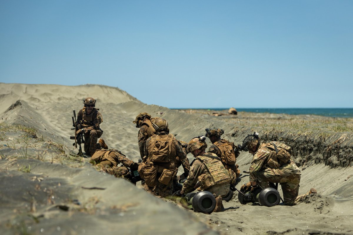 I_Corps's tweet photo. No weak links
Soldiers with @25thID & @USMC with 3d LCT teamed up with @TeamAFP for a combined counter-landing LFX during #Balikatan25 in Aparri, Philippines
Training shoulder-to-shoulder, this exercise sharpens our combined firepower & proves the strength of our alliance https://t.co/NFqgTtYcIL