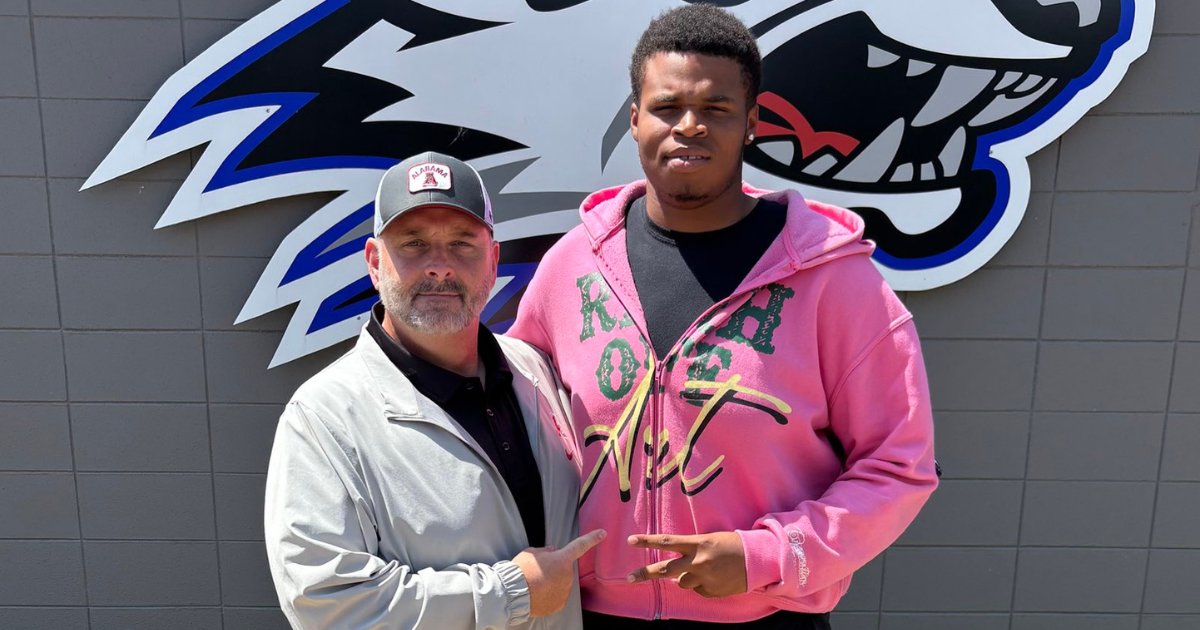 Alabama OL coach Chris Kapilovic made a trip to visit JUCO prospect Jarmaine Mitchell

"It really meant a lot because I feel like he really sees something in me."

on3.com/teams/alabama-… (On3+)