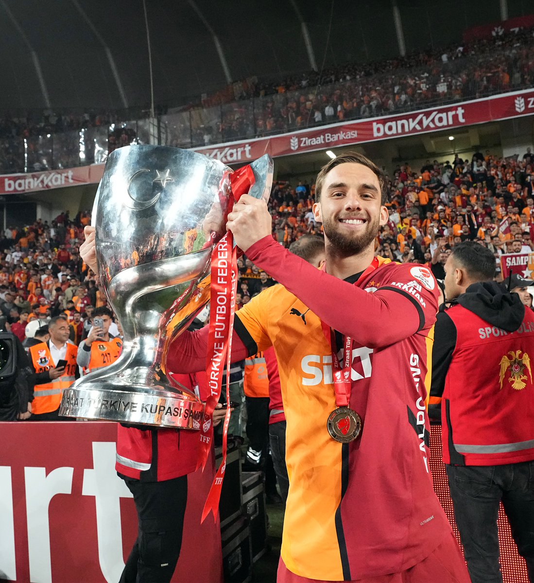 GalatasaraySK's tweet photo. Kupadan kareler. 📸 https://t.co/96FCNySxn9