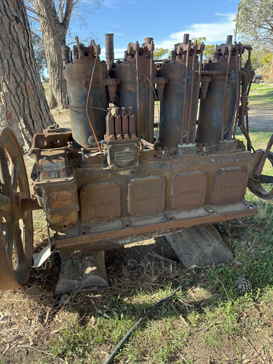 LucioReinoso's tweet photo. Captación de agua para riego sobre el Río Negro para 800 ha con riego gravitacional.  Equipo de bombeo eléctrico actual y reliquias del comienzo del riego allá por 1930!  💦🌽🧅🌾☘️🐂 #NegroMuerto #Conesa #RioNegro #Patagonia https://t.co/6GiIQSvoYn