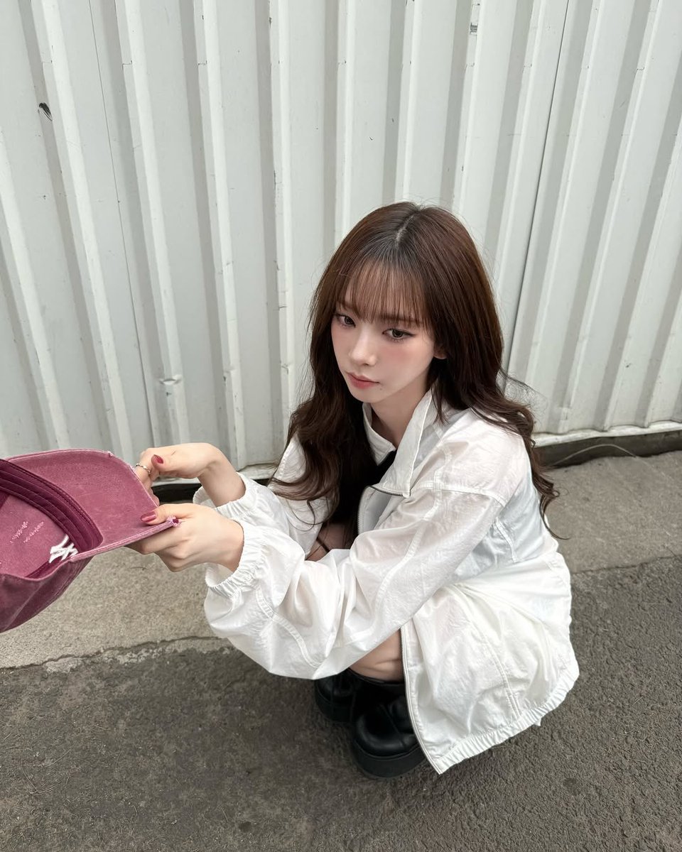 karrrinayu's tweet photo. 𝓒rouched against cold metal, she meets the camera with a gaze that doesn’t waver. Her white jacket softens the sharpness of her boots. There’s something almost cinematic about her stillness—a pause before the next scene begins. https://t.co/mIEeTNNEOW