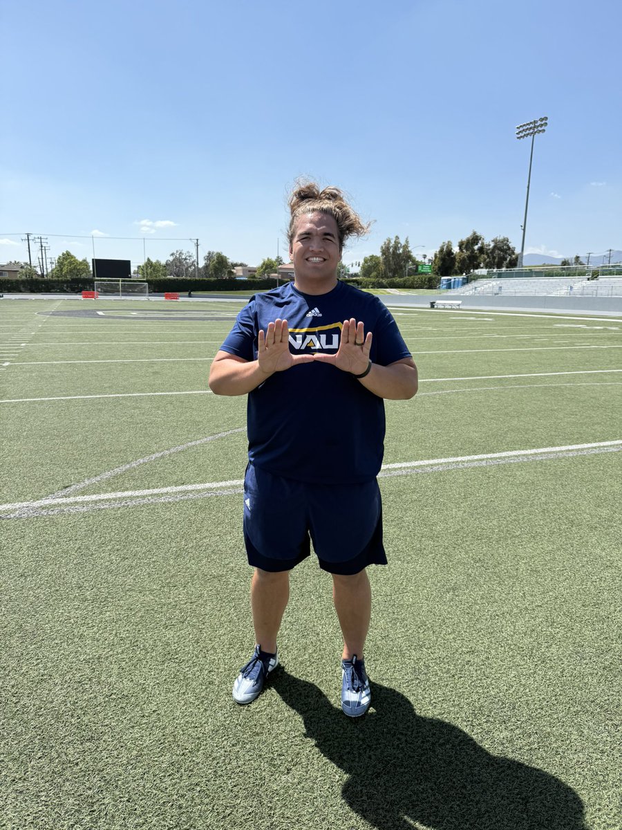 upland_fb's tweet image. It is always great when former players stop by The U to say hello. Thanks Trestin Castro (USC) @notfamoustc and Fou HoChing (NAU) @fouhunid for remembering your roots. We are very proud of you both. Keep pounding. @upland.hs @upland_athletics @uplandunifiedsd