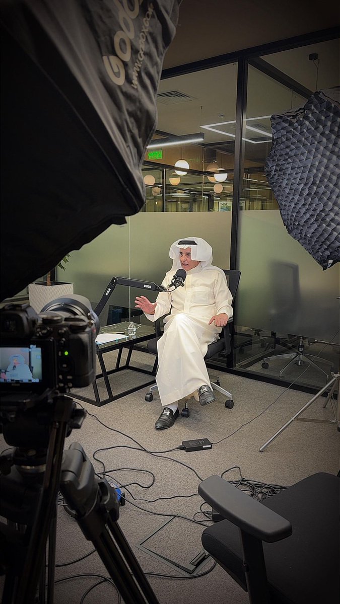 الليلة في تسجيل حلقة بودكاست مع الرائع عبدالرحمن الدايل.
خرج كما اظن منتصرا لأنه قرأني جيييييدا و طرح الاسئلة التي كان اغلبها لي مفاجئة. قلت له قبل الحوار : ليس تحت الشمس ما لا يكتب .
كان جوابه الضمني في كل الحوار : و ليس تحت ظل القمر ما لا يسأل .