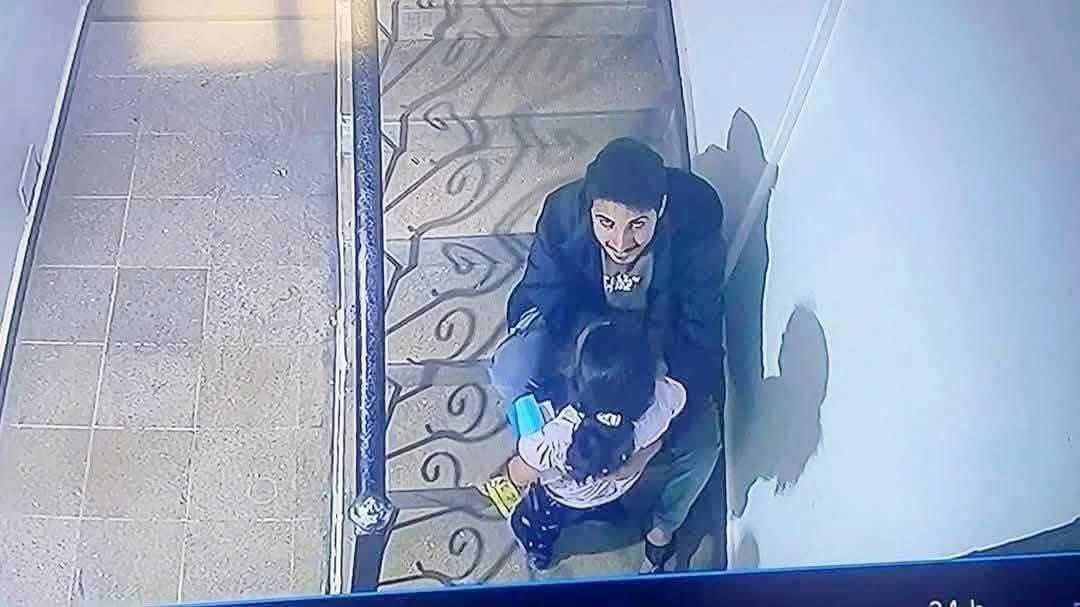 هذا ابن حراااااااااام لاحق الطفلة الى سلم العمارة يتحرش بها ...من يعلم على ماذا كان ينوي هذا الكلب لو لم يعلم بامر الكاميرا ؟
#صنعاء