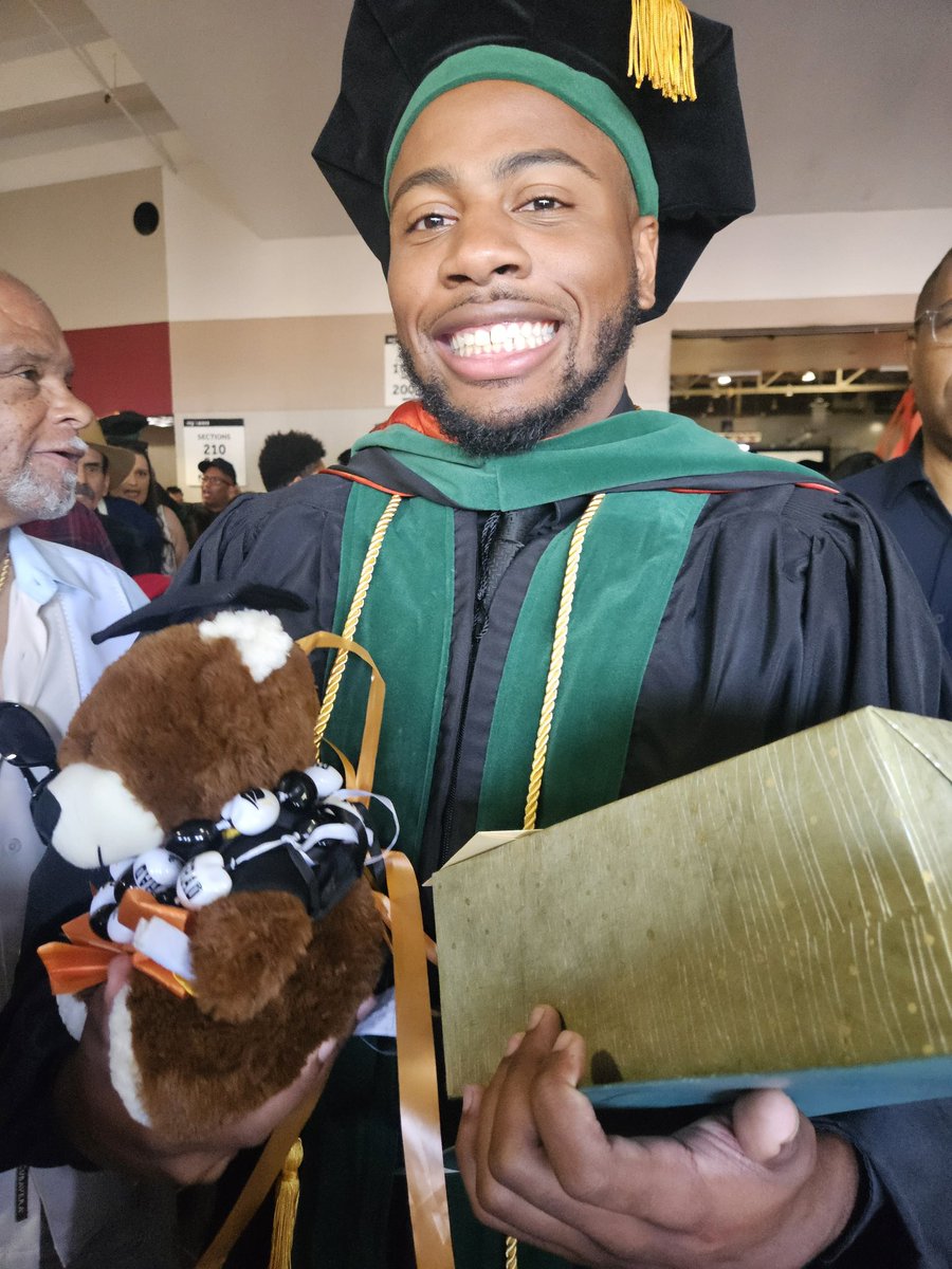 gavinroland13's tweet image. THATS DR. GAVIN ROLAND, MD TO YOU 💚🖤👨🏾⚕️🩺 #Healthylifestyleenthusiast #doctor