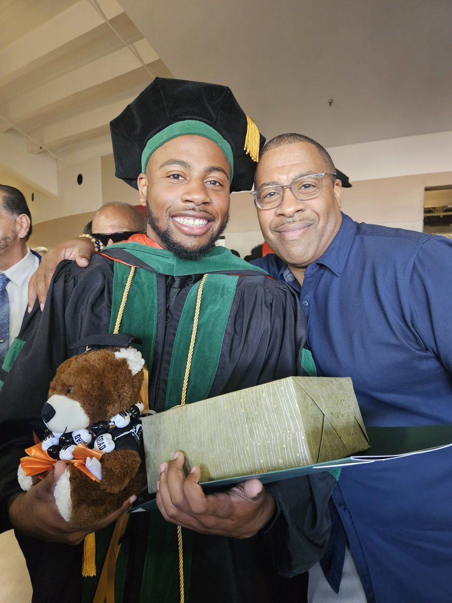 gavinroland13's tweet image. THATS DR. GAVIN ROLAND, MD TO YOU 💚🖤👨🏾⚕️🩺 #Healthylifestyleenthusiast #doctor