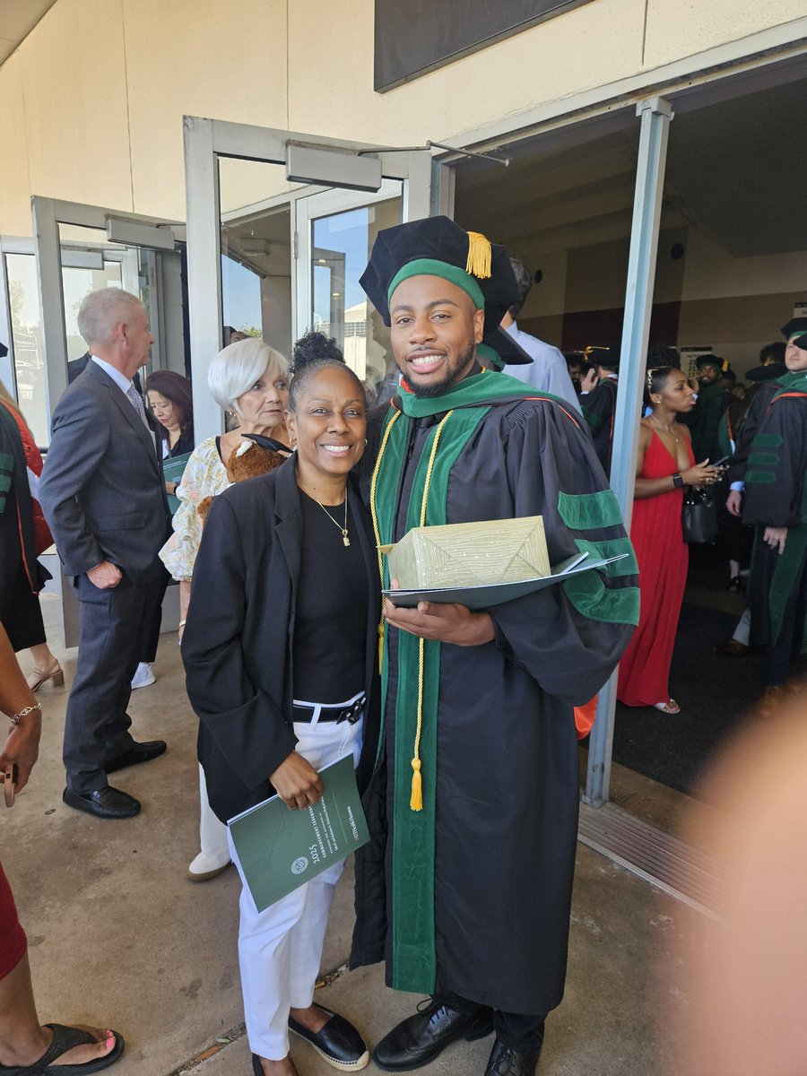 gavinroland13's tweet image. THATS DR. GAVIN ROLAND, MD TO YOU 💚🖤👨🏾⚕️🩺 #Healthylifestyleenthusiast #doctor