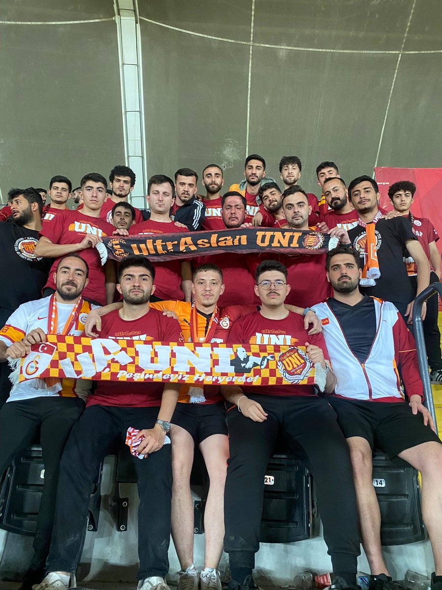 KUPALARA LAYIKSIN SEN, ŞANLI GALATASARAY!

GALATASARAY'ımızı Trabzonspor ile oynadığı maçta yalnız bırakmadık.

#DoğuAnadoluBölge
#ultrAslanUNI