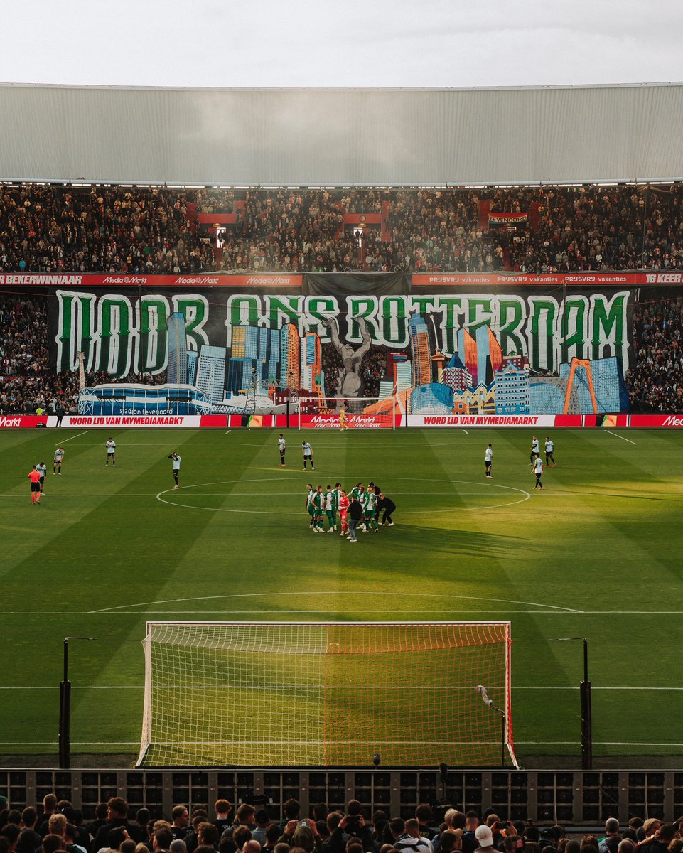 Feyenoord's tweet image. De skyline als deken van vrede. Rotterdam als symbool voor het eeuwige leven.