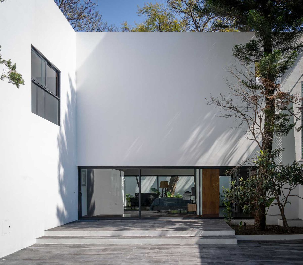 Casa E (Ciudad de México) por Lucio Muniain et al. Más info, fotos y planos: arquimaster.com.ar/web/casa-e-luc… Un lenguaje depurado que privilegia la relación entre el espacio y la materialidad, enfatizando la esencia estructural y la expresión de los materiales (Foto: © Jaime Navarro).