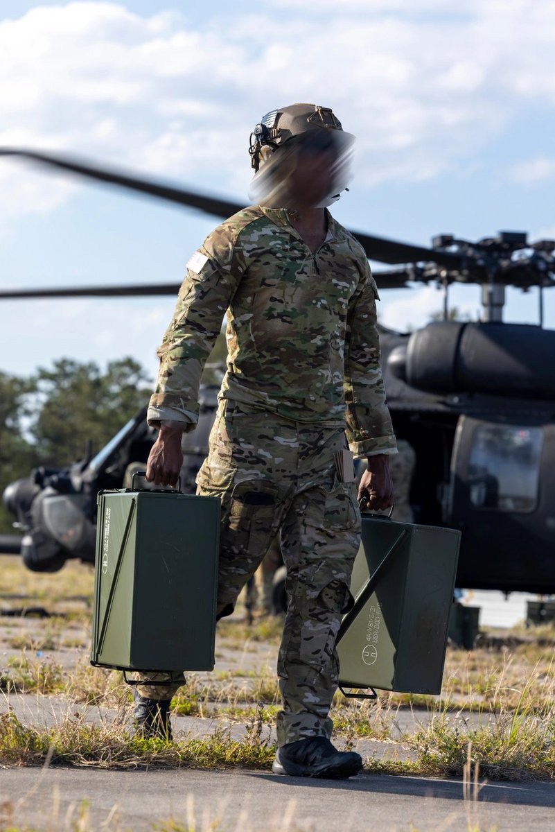 GS5913's tweet image. 160th SOAR conducts FARP exercise
dvidshub.net/image/9035459/…