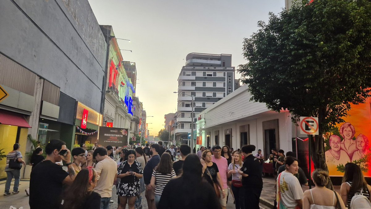 AsuncionMuni's tweet photo. Cae la noche sobre calle Palma y la ciudad late más fuerte. ¿Te sumás a celebrar con nosotros? #214py 🇵🇾 https://t.co/M4atbhgC1V