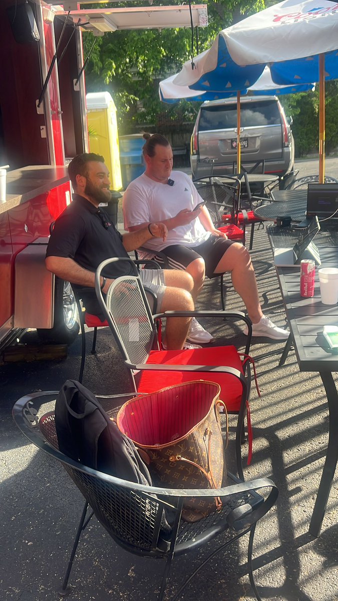 emmeschoen's tweet image. Tune in