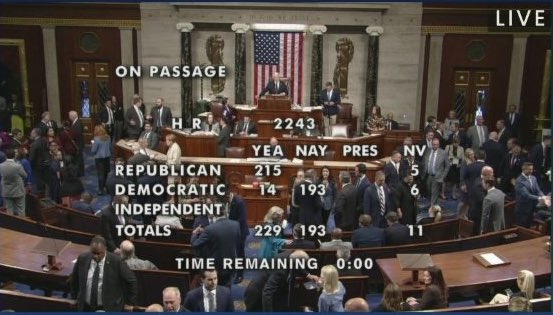 PollTracker2024's tweet image. House passes legislation expanding qualified active and retired police officers authority to carry concealed guns in school zones, national parks + federal buildings.

14 Democrats voted in favor. Bill heads to the Senate.